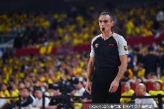 楊毅：為何請(qǐng)洋裁判？錯(cuò)判不被稱作黑哨，最多只能批評(píng)其水平低