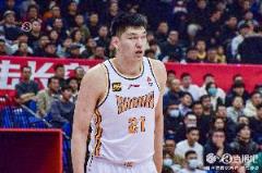 曾凡博被劉傳興撞倒后腦勺著地，劉傳興上一輪空中推王少杰致其受傷