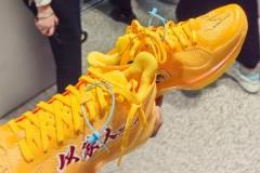 媒體人：小球迷接機(jī)擔(dān)心小曾受傷未打擾 但小曾主動簽名