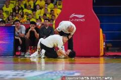 媒體人：山西啦啦隊(duì)負(fù)責(zé)人稱曾凡博摔倒是裝的，未見(jiàn)劉傳興道歉