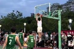 野球場(chǎng)上暴扣滑翔！矣進(jìn)宏曬視頻：氛圍太棒，珍惜當(dāng)下