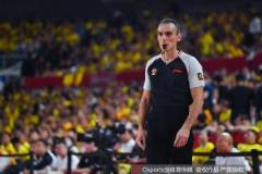 京晉裁判引爭(zhēng)議 丁佳寧直言：好裁判吹歐冠，塞給我們的水平太差