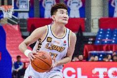 孫銘徽半場(chǎng)表現(xiàn)亮眼 半場(chǎng)9中3&三分5中2貢獻(xiàn)10分2板7助