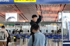 楊瀚森社交媒體發(fā)布檢票登機照 率先開啟NBA追夢之旅