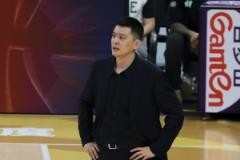 楊鳴呼吁CBA允許挑戰(zhàn)犯規(guī)，尤其在比賽最后兩分鐘