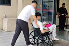 心系球隊(duì)?曾凡博輪椅入場觀戰(zhàn)總決賽G3 腰部重傷賽季報銷