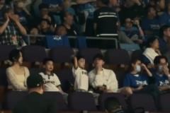 馬龍一家四口現(xiàn)身首體觀戰(zhàn)CBA總決賽G4