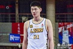 帶隊反超比分！胡金秋首節(jié)0出手次節(jié)6中4 半場10分4板