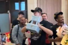 載譽(yù)歸來！廣廈今日返杭 趙嘉仁與球隊(duì)會(huì)合并舉起至尊鼎