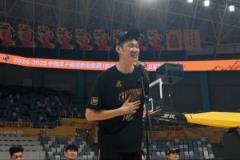 他值得！胡金秋真情發(fā)言，廣廈球迷熱情回應(yīng)喊出“MVP”