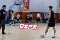 邱彪訓(xùn)練時(shí)壓迫感十足，結(jié)束卻幽默打趣