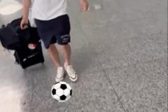 周琦隨隊赴貴港曬踢球視頻，給孫銘徽來個足球互動