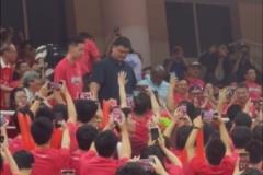 姚明、莫布里與朱俊龍現(xiàn)場觀看上交VS太理8強戰(zhàn)