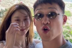 周鵬曬旅游照與妻子共度美好時光：麗江大風(fēng)吹