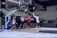 申京打半場(chǎng)充分展示運(yùn)控技術(shù)，這是想打后衛(wèi)了？