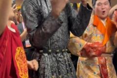 維金斯西安行身穿當(dāng)?shù)靥厣b跳舞 配樂(lè)還是《護(hù)花使者》