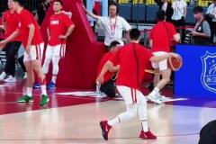 師承哈登？胡明軒賽前熱身竟然用出了后撤三步投籃