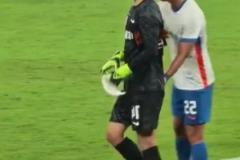 王大雷妻子發(fā)文談“丟袖標(biāo)”風(fēng)波：丟的是責(zé)任，這一次我站你對(duì)面