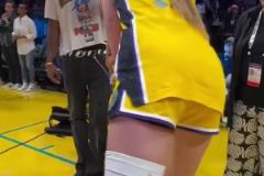 杰倫-格林帶著女友觀看火花隊(duì)比賽 并和庫里妹妹布林克擁抱~