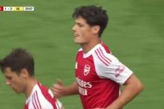 槍手扳回一城！馬丁內(nèi)利角球助攻，諾爾高無人盯防頭球破門！