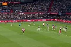 費(fèi)內(nèi)巴切0-1落后費(fèi)耶諾德！廷伯精彩轉(zhuǎn)身過人打門折射入網(wǎng)！