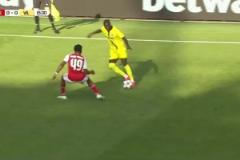 槍手后防失誤！基維奧爾門前沒有解圍，佩佩跟進(jìn)補射破門！