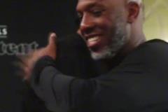 巴特勒踢足球??這腳法啥水平？