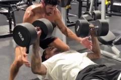 杰倫-格林用90磅啞鈴做啞鈴臥推+瘋狂大重量深蹲！訓(xùn)練師：整個(gè)夏天都在努力！