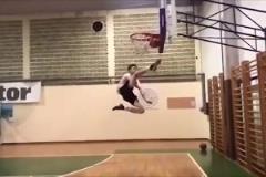 真牛逼！14歲塞斯科展現(xiàn)驚人運(yùn)動(dòng)天賦，用腳踢到3米高籃筐