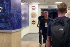 穆里尼奧賽后給一旁的記者拋了媚眼，而范佩西看著有點郁悶