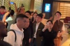 人氣火爆！C羅隨隊(duì)抵達(dá)香港下榻酒店，周圍擠滿了球迷