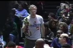 挑釁神！子彈隊(duì)球迷貼臉輸出喬丹！這手上拿的是什么？