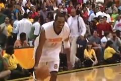 卡特從別人頭頂飛過(guò)去就這么輕松嗎？真是外星人彈跳！