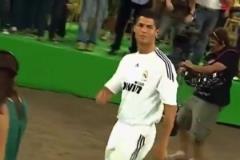 女記者肉眼可見的開心??！名場面！C羅：別說話，讓我吻你！