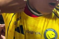 被摸麻了哥們兒把C羅落場球衣穿在身上，被周圍的球迷狂摸