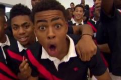 格里芬美國(guó)隊(duì)訓(xùn)練表演炸扣乍一看，圍觀小孩里好多未來(lái)球星！