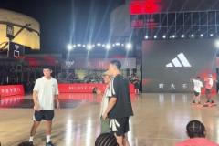 好多黑絲+肉絲！小卡中國行和酒店工作人員羞澀合影