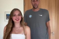 身材這么頂嗎獨行俠名宿司機與侄女跳舞，后者因顏值瞬間走紅