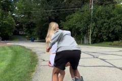 恢復(fù)順利！哈利伯頓身穿保護(hù)靴 公主抱妻子秀恩愛(ài)