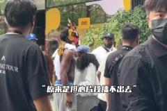 有點(diǎn)太不拘小節(jié)了華子內(nèi)褲大外漏，女友見狀趕忙給他提了上去