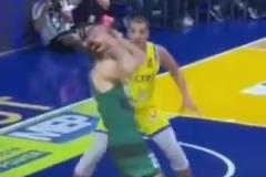 進(jìn)攻中鋒拿球砸自己臉，裁判吹了防守犯規(guī)，防守球員都懵逼了