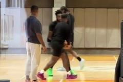 什么時候來CBA呀小卡中國行現(xiàn)身廣州龍獅球館進行訓練