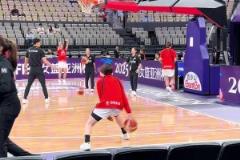 就是這個被大家嫌棄的雙手投籃，在亞洲杯擊敗了我們。。