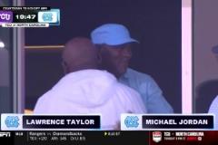 GOAT來(lái)了！邁克爾-喬丹現(xiàn)場(chǎng)觀(guān)戰(zhàn)母校北卡大學(xué)橄欖球賽