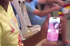 熱戀期亞馬爾在更衣室向隊(duì)友展示自己的手機(jī)壁紙