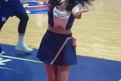 香港金牛的啦啦隊(duì)相當(dāng)懂事兒看到鏡頭對(duì)準(zhǔn)自己，立刻給出回應(yīng)