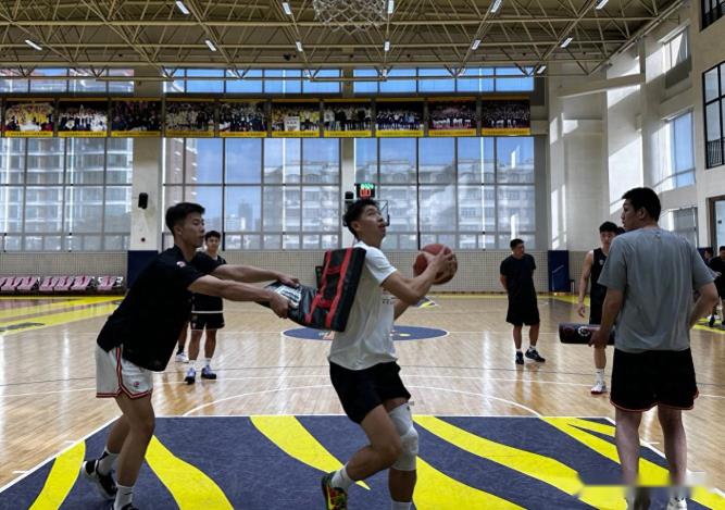 探營(yíng)廣東備戰(zhàn)全運(yùn)會(huì)！趙睿崔永熙歸隊(duì)，胡明軒肌肉明顯，二飛執(zhí)教