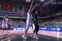 高塔對決！2米16周琦正面無情大帽2米28法爾