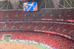 直擊現(xiàn)場(chǎng)！球迷已經(jīng)基本全部入場(chǎng)，放眼望去一片紅！