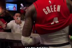 出色表現(xiàn)率隊力克老鷹！杰倫-格林賽后離場時給通道內的球迷簽名